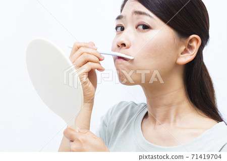 Women in their 30s Care for unwanted hair 71419704