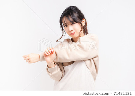Young woman stretching and stretching her arms Young woman stretching and stretching her arms 71421121