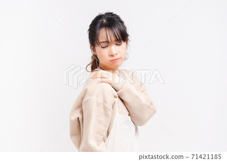 把她的手放的少婦在肩膀上 把她的手放的少婦在肩膀上 71421185