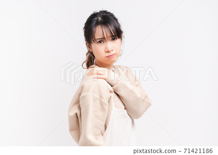 把她的手放的少婦在肩膀上 把她的手放的少婦在肩膀上 71421186