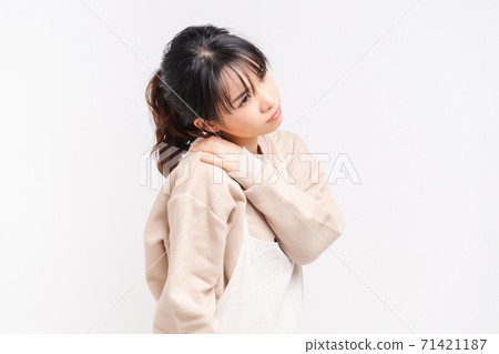 把她的手放的少婦在肩膀上 把她的手放的少婦在肩膀上 71421187