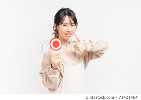 好的標語牌的年輕女子 71421464