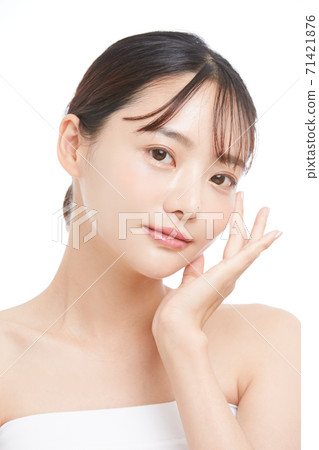 一個少婦的秀麗畫象白色背景的 一個少婦的秀麗畫象白色背景的 71421876