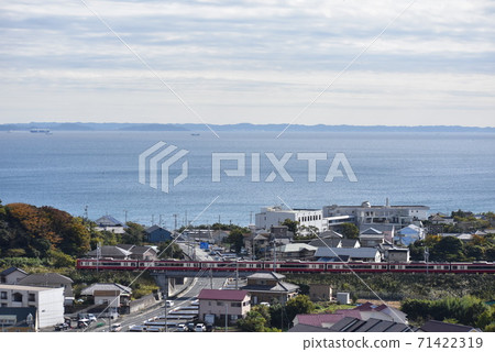 [京急線]在三浦半島上行駛的京急2100型 71422319