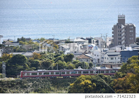 [京急線]沿著海行的京急電車 71422323