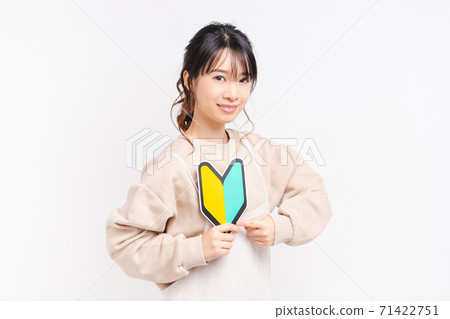 一個年輕的女人與初學者的標記 一個年輕的女人與初學者的標記 71422751