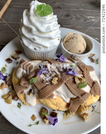 Chestnut pancakes with plenty of cream Chestnut pancakes with plenty of cream 71422846