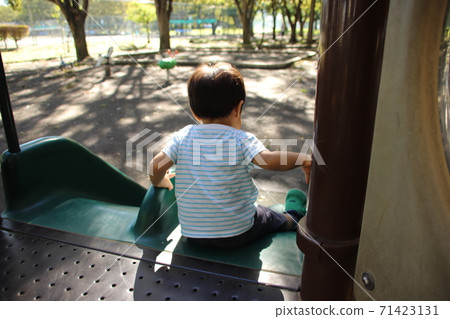 Children playing with playthings 71423131