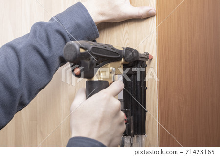 Driving pin nails with Air Neira 71423165