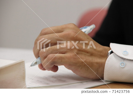 Left-handed male hand 71423756