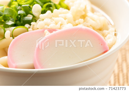 Kamaboko in udon noodles. 71423773