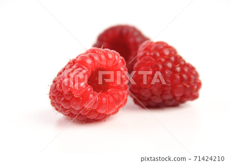 Red raspberries 71424210