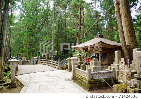 Koyasan Oku-no-in Sweat Jizo Nakahashi (Koya-cho, Ito-gun, Wakayama Prefecture) 71424536