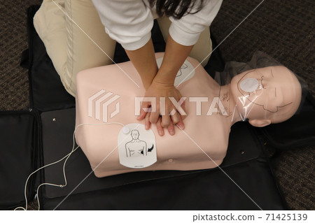 使用AED進行救生培訓 使用AED進行救生培訓 71425139