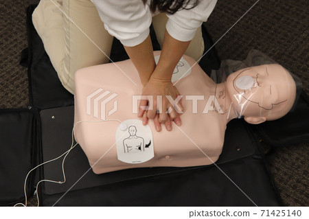 Lifesaving training using AED 71425140