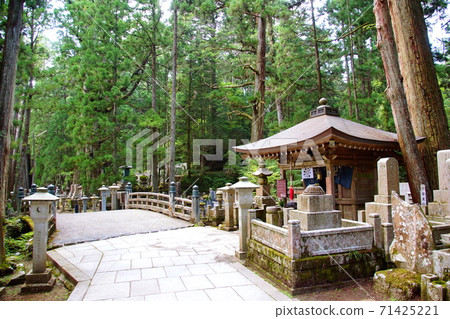 Koyasan Oku-no-in Sweat Jizo Nakahashi (Koya-cho, Ito-gun, Wakayama Prefecture) Koyasan Oku-no-in Sweat Jizo Nakahashi (Koya-cho, Ito-gun, Wakayama Prefecture) 71425221