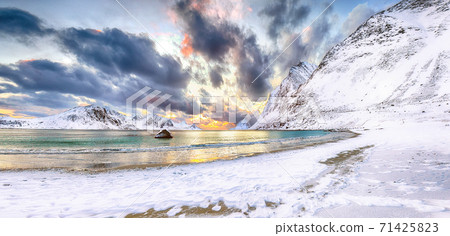 Splendid winter scenery with Haukland beach during sunset and snowy  mountain peaks near Leknes. 71425823
