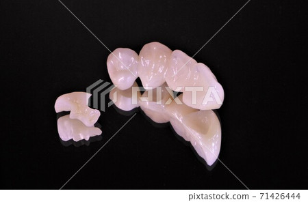 Eat deliciously with white teeth and clean teeth to smile and be healthy. 71426444
