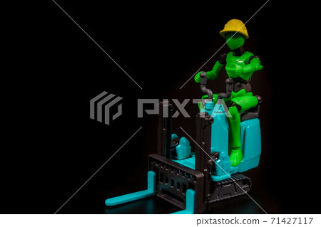 操作鏟車的工作者 71427117