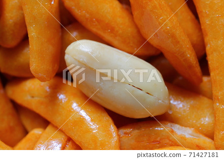 A large amount of persimmon seeds and a grain of peanut persimmon pea that fills the screen A large amount of persimmon seeds and a grain of peanut persimmon pea that fills the screen 71427181