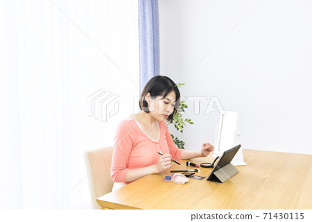 在線課程年輕婦女參加在線化妝課 71430115