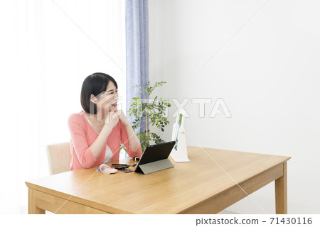 在線課程年輕婦女參加在線化妝課 71430116