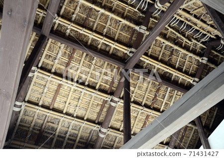 A roof A roof 71431427