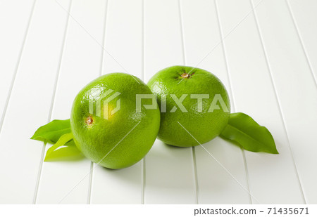 Sweetie fruits (green grapefruits, pomelits) 71435671