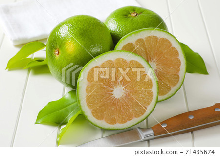 Sweetie fruits (green grapefruits, pomelits) 71435674