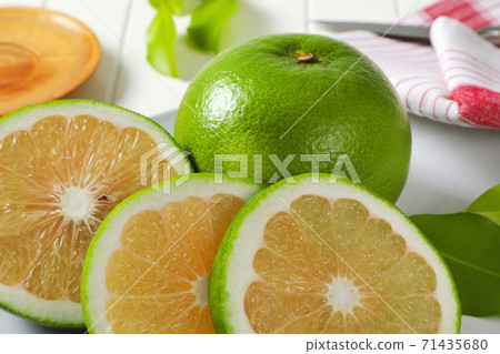 Sweetie fruit (green grapefruit, pomelit) Sweetie fruit (green grapefruit, pomelit) 71435680