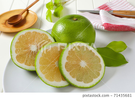 Sweetie fruit (green grapefruit, pomelit) Sweetie fruit (green grapefruit, pomelit) 71435681
