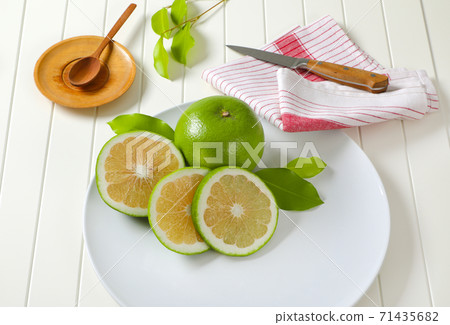 Sweetie fruit (green grapefruit, pomelit) 71435682
