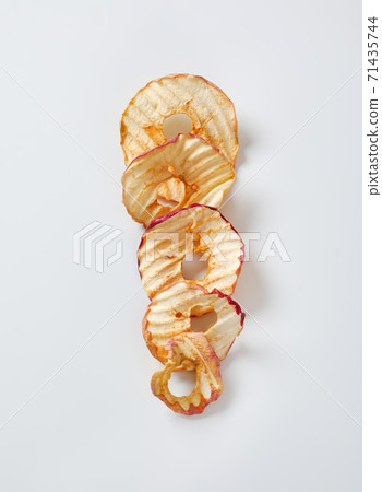 Dried apple chips 71435744