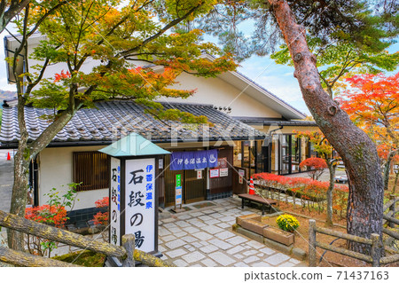 秋季石階 71437163