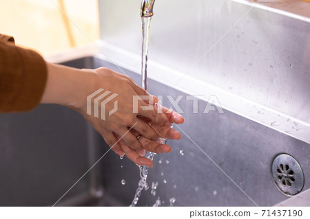 女人在水中洗手 71437190