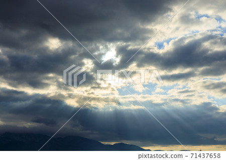 太陽和雲,昏暗的光線,早晨 太陽和雲,昏暗的光線,早晨 71437658