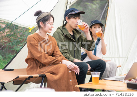 在露營地使用筆記本電腦遠程工作的亞洲男女 在露營地使用筆記本電腦遠程工作的亞洲男女 71438136