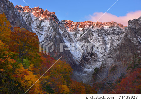 Tanigawadake Ichinokurazawa The rock wall of Ichinokurazawa that shines on the valley and ridgeline of the autumn leaves as seen from the encounter Tanigawadake Ichinokurazawa The rock wall of Ichinokurazawa that shines on the valley and ridgeline of the autumn leaves as seen from the encounter 71438928