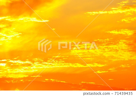 背景材料:染成夕陽的天空:夕陽的天空 背景材料:染成夕陽的天空:夕陽的天空 71439435
