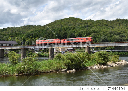 紅色柴油車過鐵橋 71440104