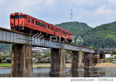 紅色汽車過鐵橋 71440118