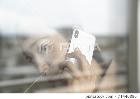 Business woman making a phone call 71440886