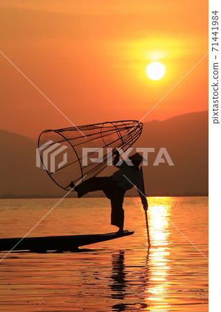 Fisherman silhouette in the middle of Inle Lake 71441984
