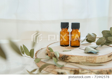 兩個木頭和兩個香精油瓶。自然，有機和美麗的形象。 71442578