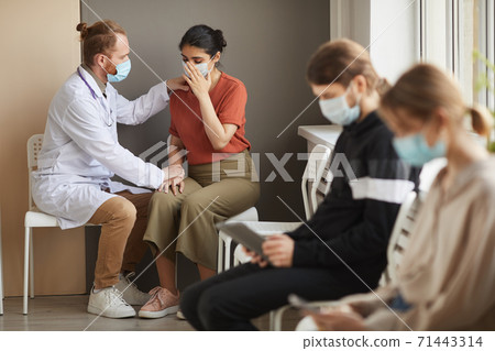 Doctor supporting the patient 71443314