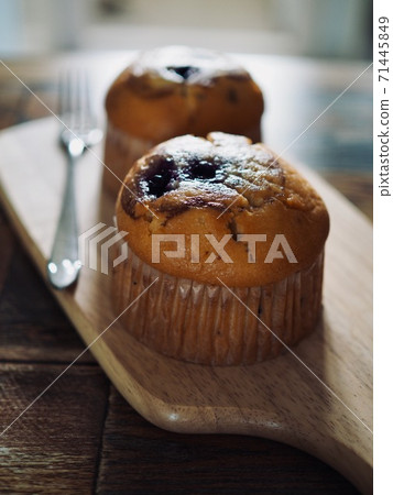 自製藍莓鬆餅和蛋糕 自製藍莓鬆餅和蛋糕 71445849