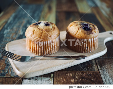 自製藍莓鬆餅和蛋糕 自製藍莓鬆餅和蛋糕 71445850