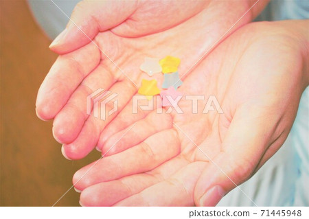 男人手中的星狀珠子 71445948