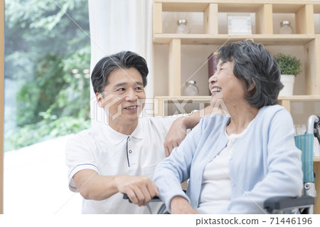 男性照顧者說話 71446196