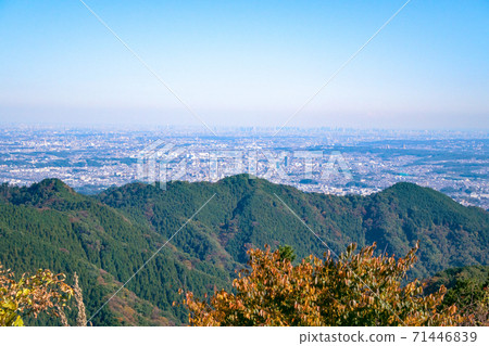 東京都高尾神場自然公園從京神山頂到市中心的景色 照片素材 圖片 圖庫 東京都高尾神場自然公園從京神山頂到市中心的景色 照片素材 圖片 圖庫